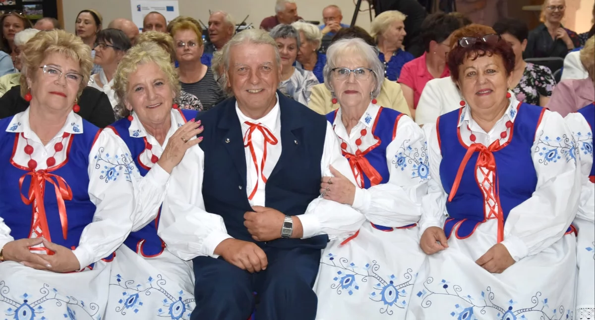 Uroczystości obchody, Zespół Ludowy Tarnowianie świętował lecie Były wzruszenia brawa wspólne śpiewanie - zdjęcie, fotografia