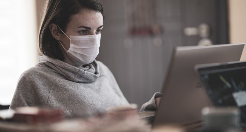 Jeśli pracownicy danej firmy czy urzędu przebywają wyłącznie we własnym gronie, nie ma potrzeby zakładania maseczki. Inaczej jest jednak, gdy pojawiają się petenci