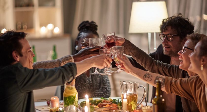Z roku na rok coraz chętniej sięgamy po alkohol