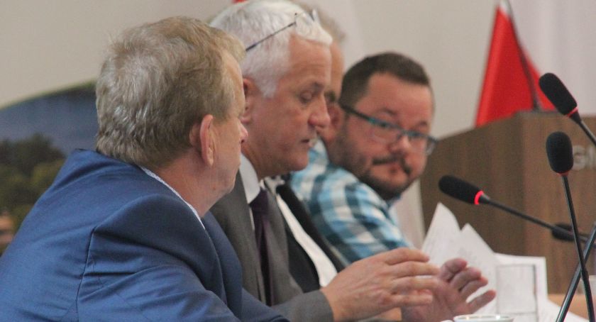 – Żeby nasz reżyser nie mógł w czasie przerw nagrywać i później udostępniać prywatnych rozmów na facebooku – argumentował swój wniosek Krzysztof Koronkiewicz