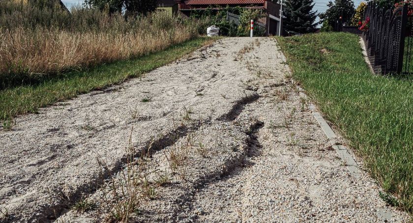 Szczególnie na stromych zjazdach deszczówka wymyła kruszywo