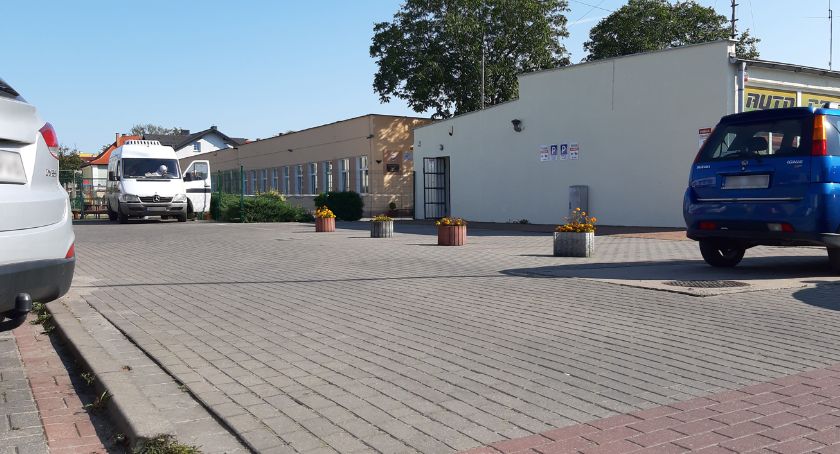 Betonowe donice ograniczają możliwość parkowania