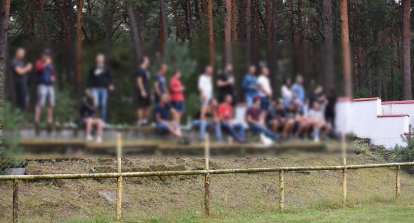 Feralna trybuna, z której rzucane są petardy i butelki