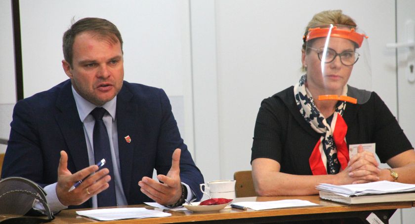 Julian Brewka wyjaśnił, że władze powiatu wiedziały o pewnych, trwających w ostatnim czasie, rozmowach na temat zapewnienia kadry oddziału. Uznano jednak, że o niektórych rzeczach nie należy oficjalnie mówić, gdy nie są ostatecznie doprecyzowane