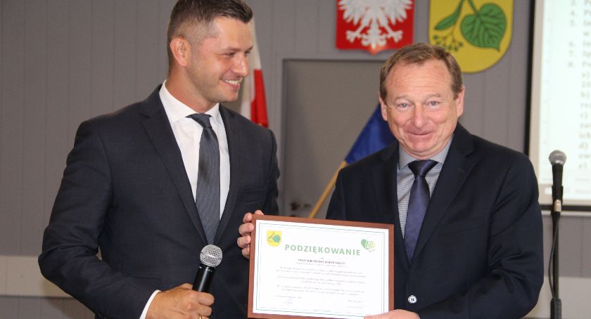 Specjalne podziękowania od radnych odebrał M. Jaskólski, który sam przyznaje, że nigdzie nie jest tak często na sesji jak w Lipce