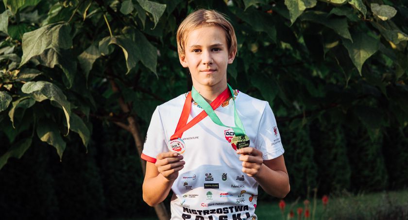Radek Kozłowski z dumą prezentuje swoje medale