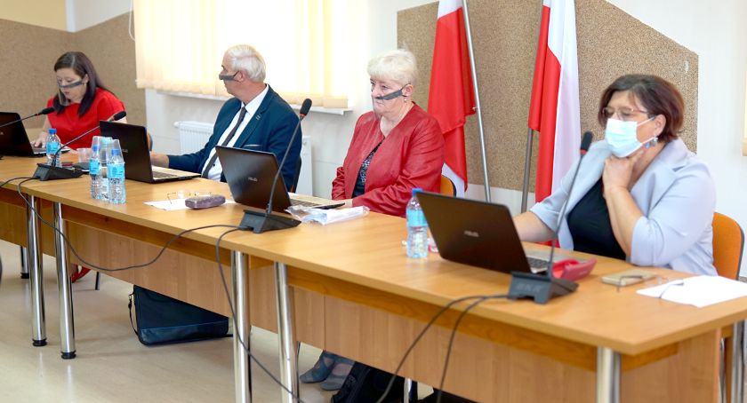 Radni zdecydowali na komisji o przekazaniu pieniędzy z budżetu gminy na rzecz powiatu. Te wspomogą remonty dróg w Kleszczynie i w Skicu