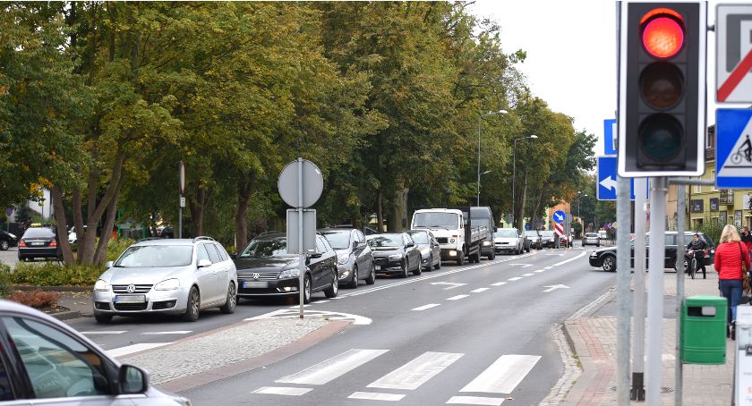 Czerwone światło pali się za długo, co skutkuje korkami w centrum miasta w godzinach szczytu, fot. H. Nowak