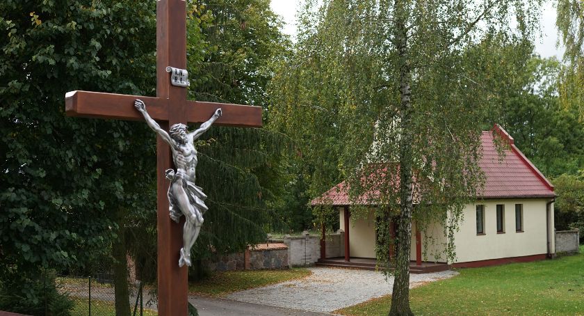 Dębowy krzyż powstał przy znacznym zaangażowaniu parafian