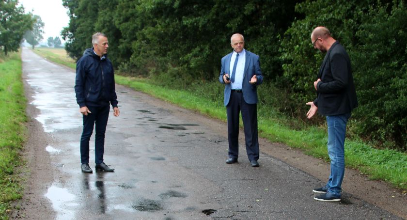 M.in. na tej drodze, oglądanej przez wójta J. Mościckiego, starostę R. Goławskiego i radnego powiatowego A. Pietrzaka, będzie wykonana jedna z najbliższych inwestycji (zdjęcie wykonane przed wprowadzeniem obostrzeń epidemiologicznych)