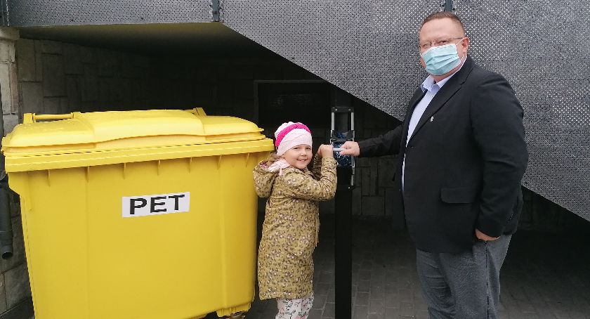 Jedna ze zgniatarek i jeden z pojemników na PET–y znajdują się przy budynku SM Piast. Tutaj także można z nich korzystać. Zgniatarka jest bardzo prosta i bezpieczna w obsłudze – zapewnia prezes Buczek