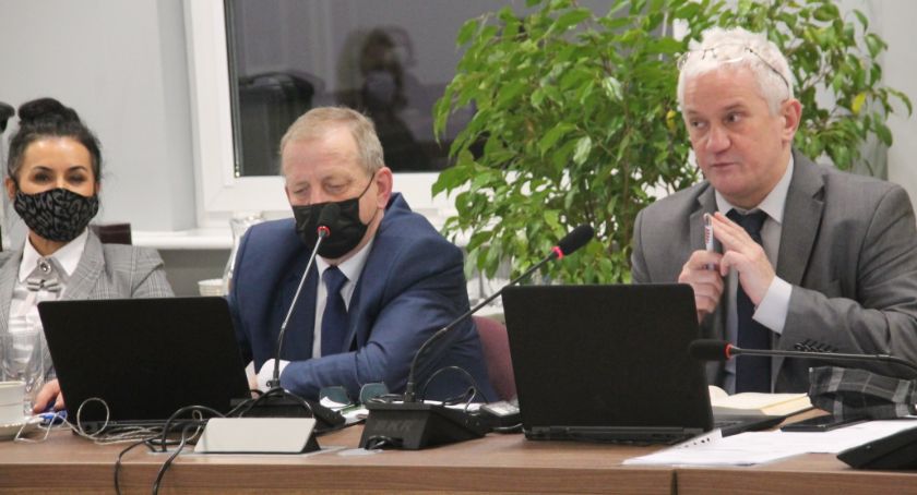 Złotowscy radni uznali, że w tej sytuacji należy przerwać obrady. Mają być wznowione najpóźniej do środy 30 grudnia.