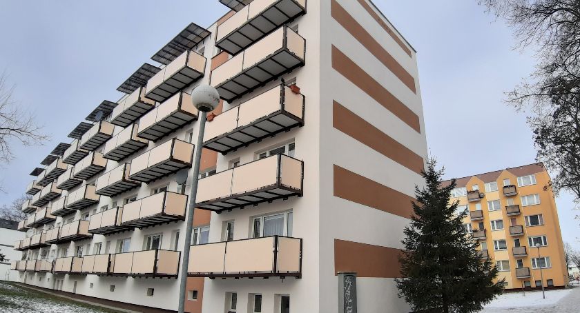 Nowe balkony są zdecydowanie większe niż stare – w głębi blok, przy którym wymiana balkonów rozpocznie się za kilka dni