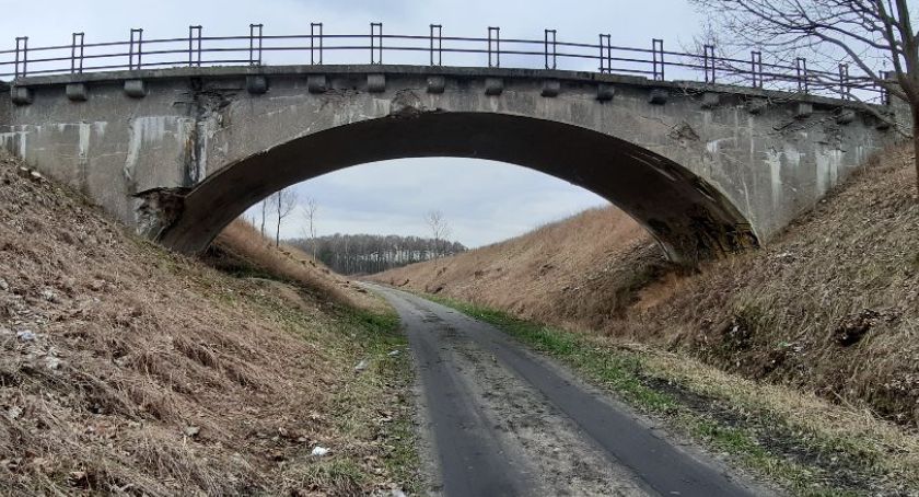 Wielu miejscowych przyjmie konieczność rozbiórki tego wiaduktu w Tarnówce ze smutkiem, ale jak mówi PINB, decyzja jest ostateczna