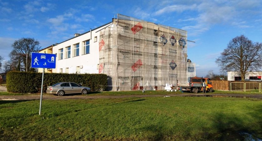 Głównie modernizacje polegały na polepszeniu izolacji. W niektórych przypadkach montowano także panele fotowoltaiczne