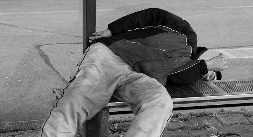 Niektórzy doprowadzani przez policjantów znajdują się w stanie głębokiego upojenia alkoholowego (fot. Pixabay)
