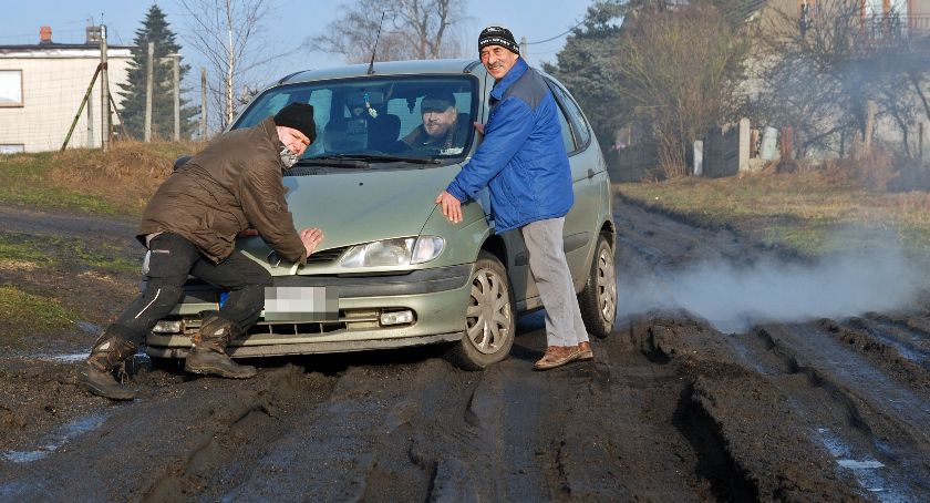 Gdy odmarznie górna część drogi, auta grzęzną. Mieszkańcy tej części Kleszczyny mówią, że wówczas da się tutaj przejechać tylko traktorem 