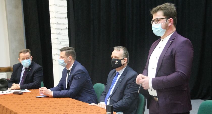 Tomasz Zbylut krytycznie skomentował to, że zaproszenia na zebranie nie przyjął nikt z władz gminy