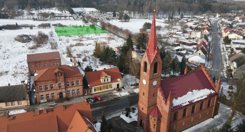 Nowy blok już wkrótce stanie tuż za miejskim urzędem, (fot. Łukasz Przybysz)