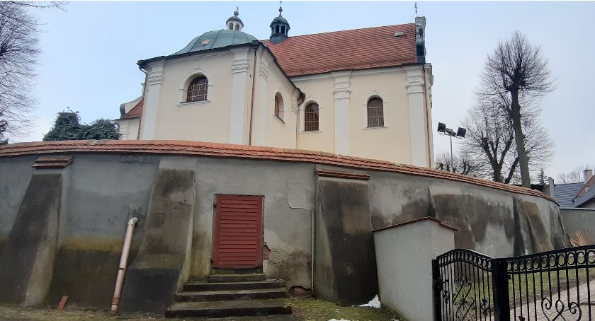 Toaleta ma powstać po tej części muru, w pobliżu budynków Caritasu i dawnego domu katechetycznego