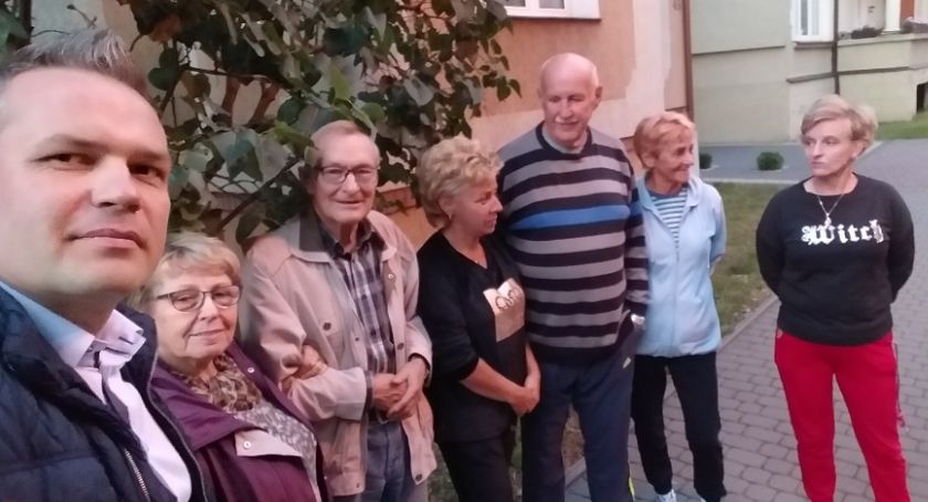 To zdjęcie radnego Pieniążkowskiego i mieszkańców sprzed kilku miesięcy. Dzisiaj z satysfakcją przyjęli decyzję rady