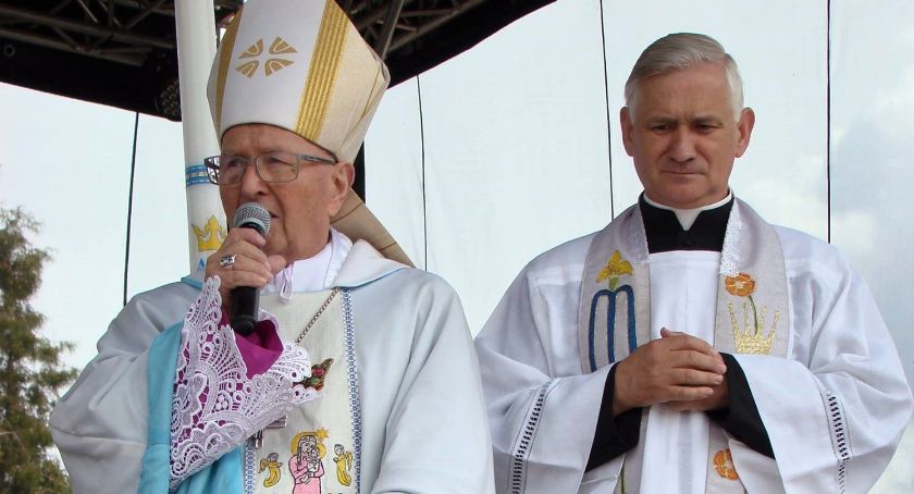 Biskupi Paweł Cieślik oraz Piotr Krupa (na zdjęciu z ks. A. Chorobą) zostali honorowymi obywatelami Zakrzewa