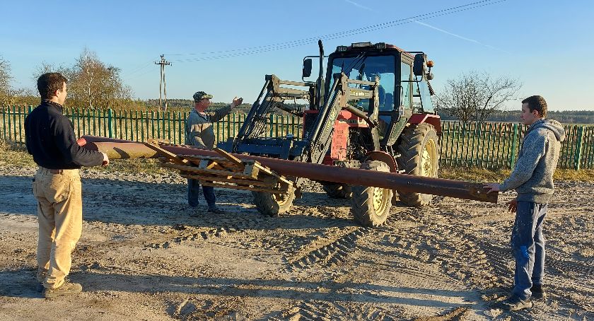 W trakcie renowacji przydały się maszyny używane w gospodarstwie