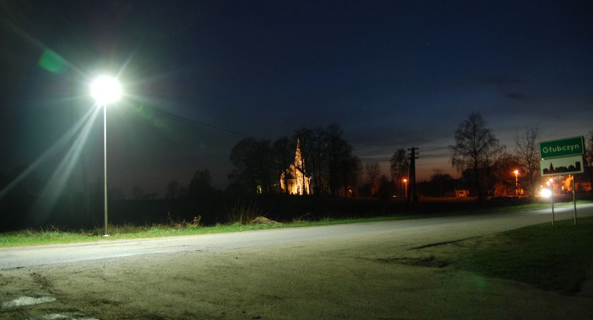 Lampy solarne nocą...