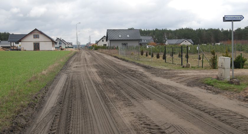 Projekt zakłada przebudowę ponad 3 km drogi i budowę ponad 3,5 km kanalizacji