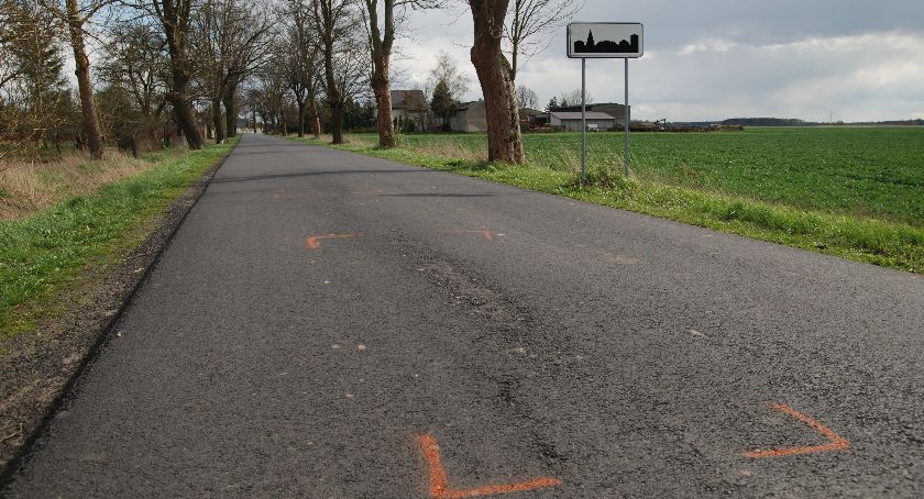 Mieszkańców Śmiardowa Krajeńskiego poirytowało to, że droga bardzo szybko uległa uszkodzeniu