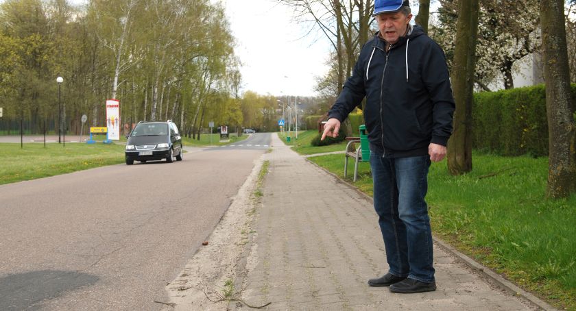 Zdaniem radnego brak połączenia obu traktów w tym miejscu powoduje utrzymywanie się wody oraz degradację chodnika i jezdni