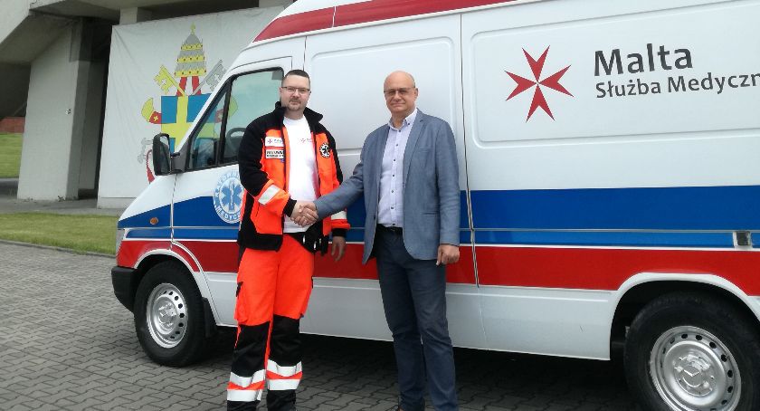 Przekazanie miało miejsce w Krakowie Łagiewnikach, przy Sanktuarium Bożego Miłosierdzia, gdzie stacjonują karetki krakowskiego oddziału Malty