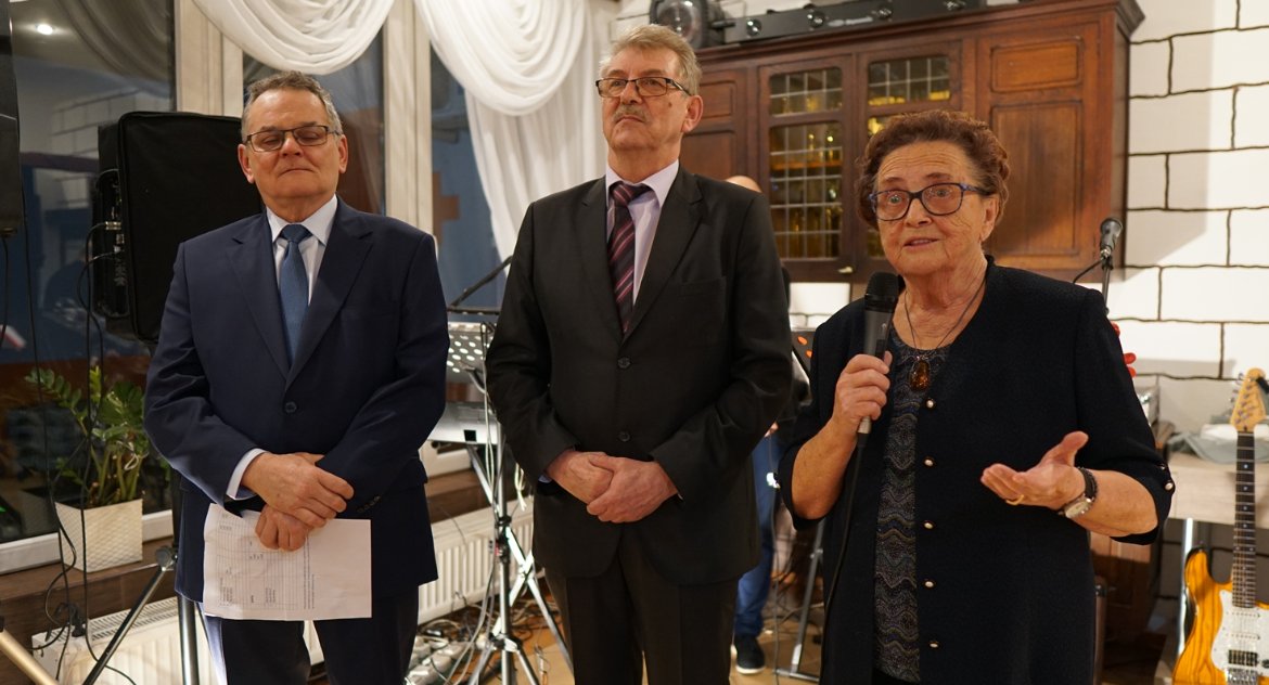 Jerzy Krystowczyk (pierwszy od lewej) i Andrzej Gnaś są zdania, że młyn jest w dobrym stanie i stowarzyszenie da radę go wyremontować
