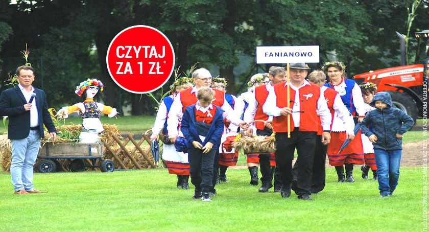 Wskazuje się, żeby traktory nie wjeżdżały na płytę boiska