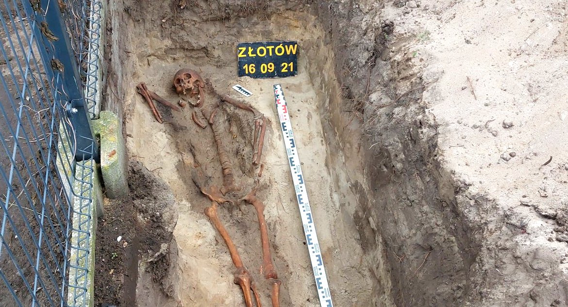 Gazeta Aktualności Lokalne, Szczątki żołnierza znalezione ogrodzie - zdjęcie, fotografia