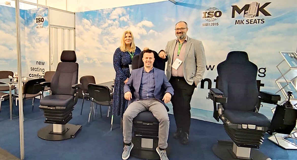 Biznes praca pieniądze, Fotele z Dolnika w wodorowej lokomotywie - zdjęcie, fotografia