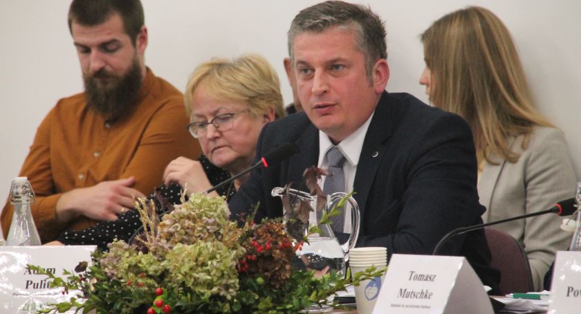 W sali zebrało się kilkadziesiąt osób: włodarze Złotowa, urzędnicy, osoby kierujące jednostkami podległymi miastu, radni, dziennikarze i mieszkańcy Złotowa