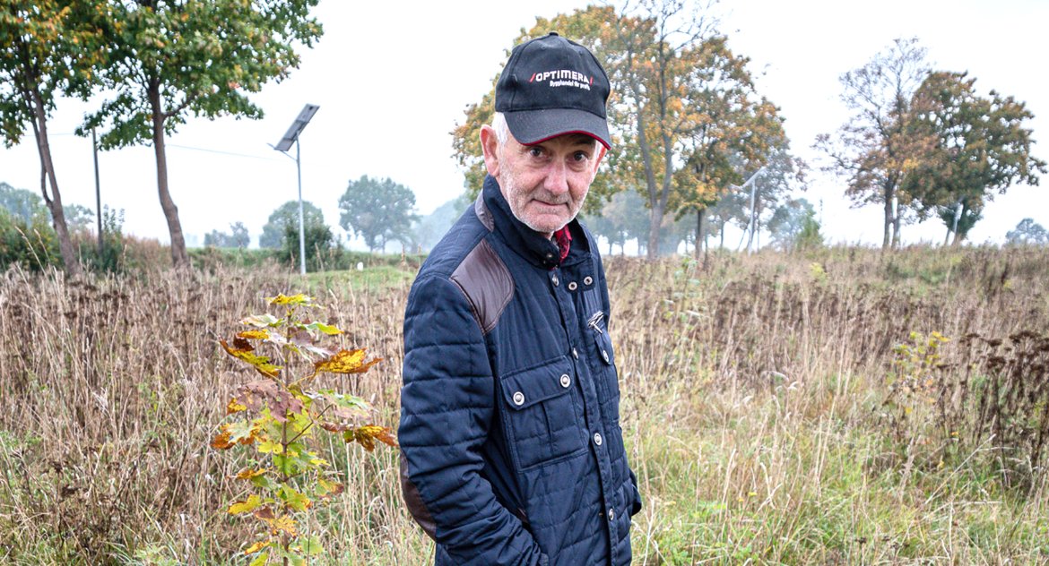 Sołtys Skoków wskazuje jedno z wielu niebezpiecznych miejsc (całe zdjęcie w dalszej części artykułu)