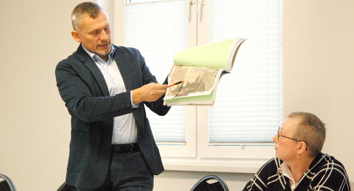 Podczas zebrania w Stawnicy wójt wskazywał na przybliżoną lokalizację składowiska