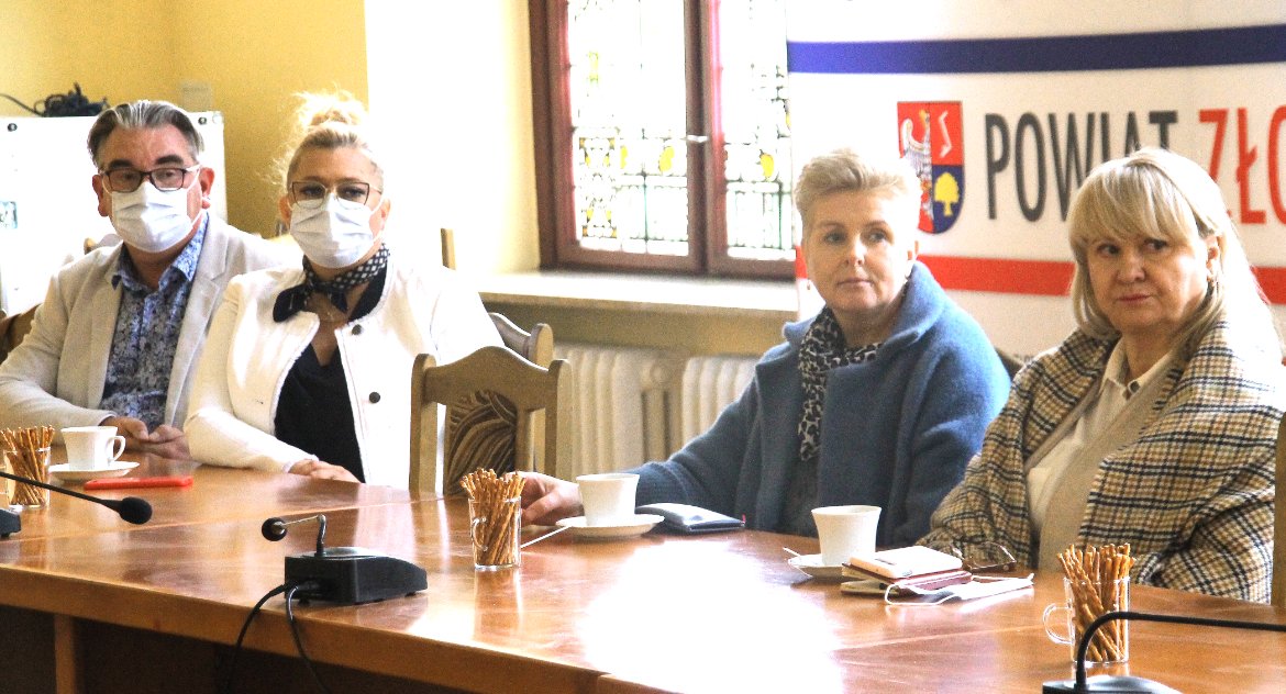 Tylko nieliczni przyjęli zaproszenie starosty i dyrektora szpitala. Żadna z tych czterech osób nie jest lekarzem 