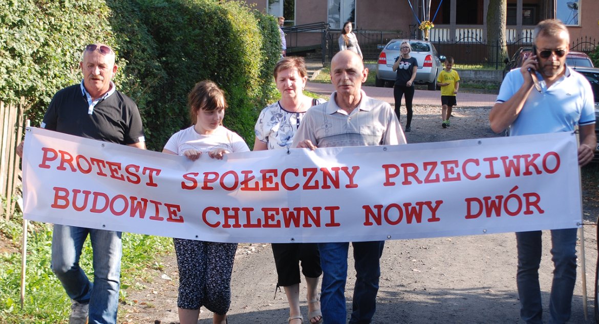 Mieszkańcy Nowego Dworu podczas protestu w Podróżnej, gdzie także wspierali strajk przeciwko budowie chlewni