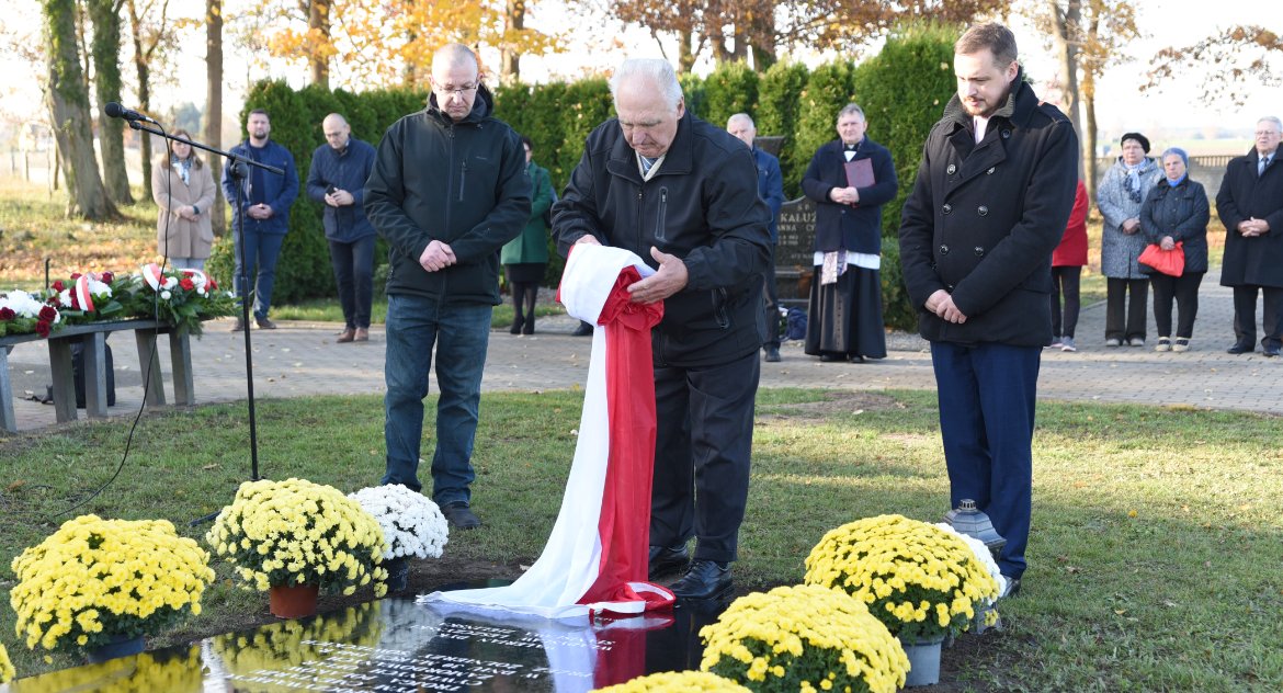 Dariusz Trawiński, Józef Leszczyński i Tomasz Ceglarz odsłaniają pamiątkową tablicę