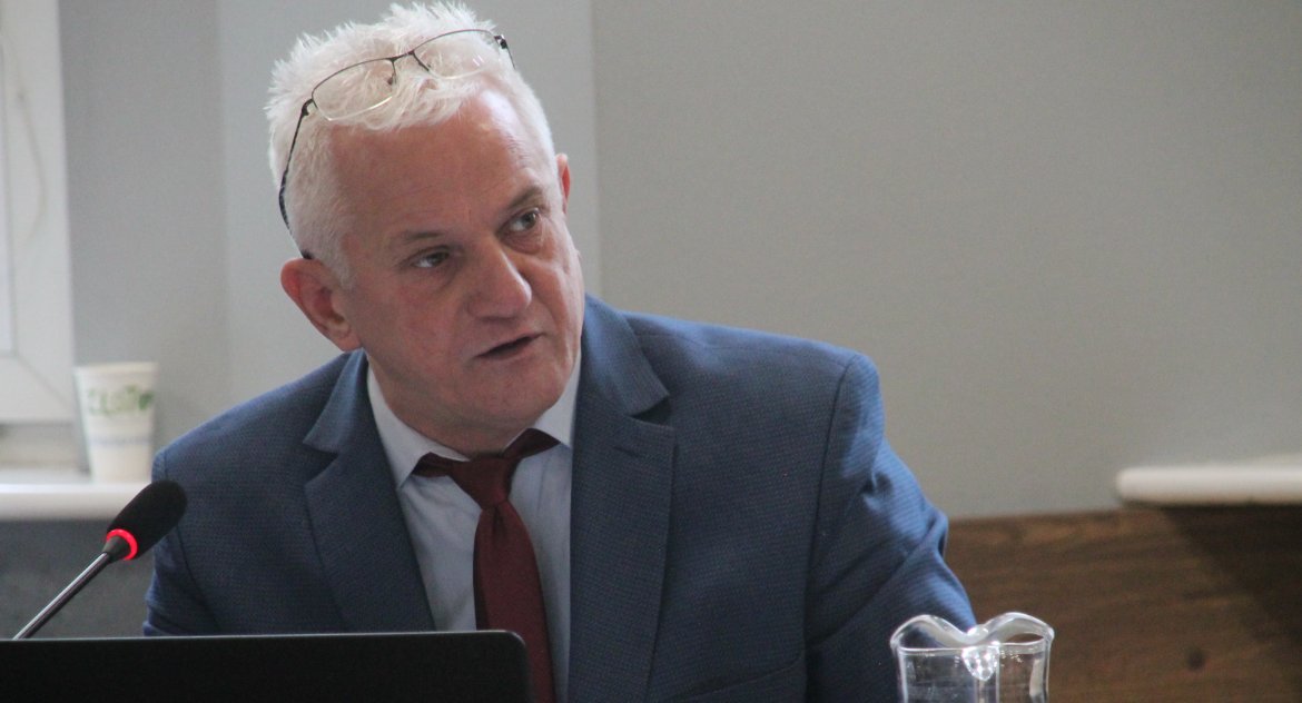 - Oszczędźmy to miasto... - mówił do burmistrza K. Koronkiewicz