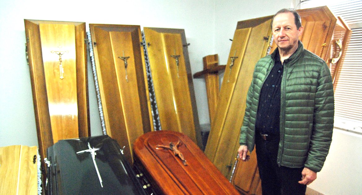 Pan Mieczysław mówi, że ponad 20 lat temu nie było łatwo znaleźć nawet producentów trumien. Obecnie branża funeralna to poważny przemysł