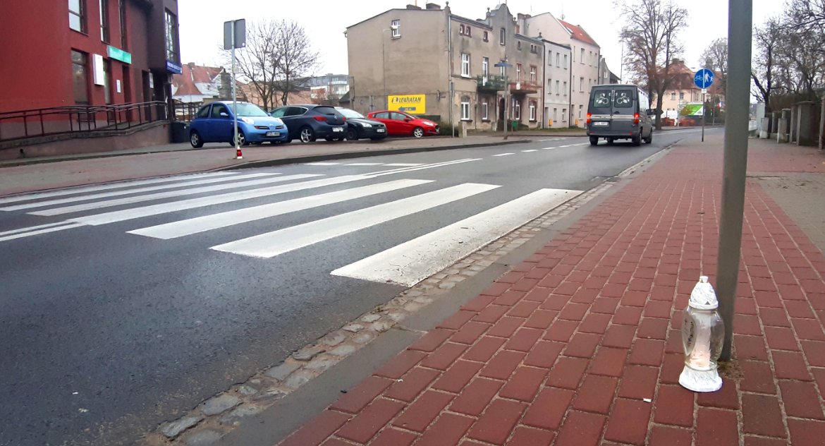 Niebawem to przejście powinno być doświetlone. Czy kiedykolwiek stanie tutaj sygnalizacja świetlna. Na razie miała miejsce tragedia
