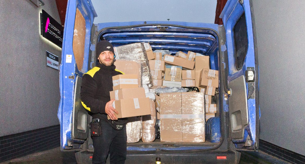 Codziennie od poniedziałku do piątku w jego busie ląduje grubo ponad dwieście paczek
