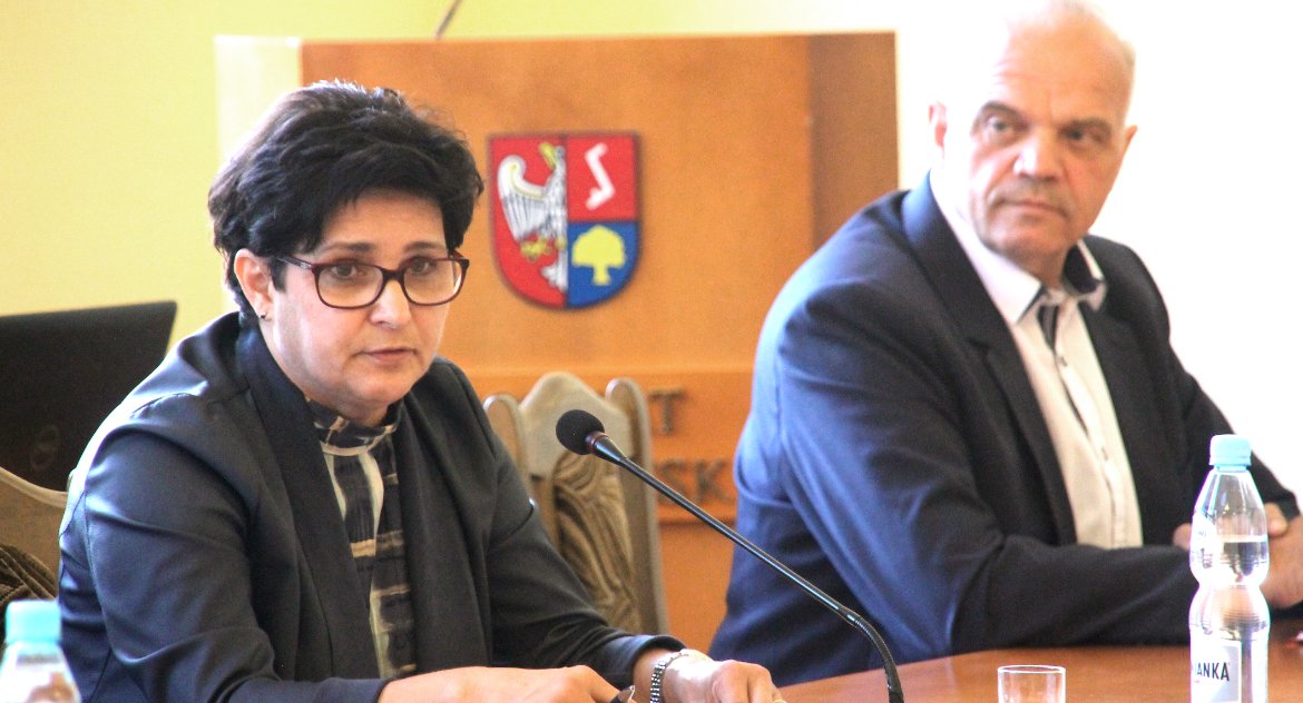 – Starosta jest orędownikiem nie tylko naszego powiatu. Pilnuje wszystkich interesów - wysoką podwyżkę dla R. Goławskiego argumentowała M. Sameć