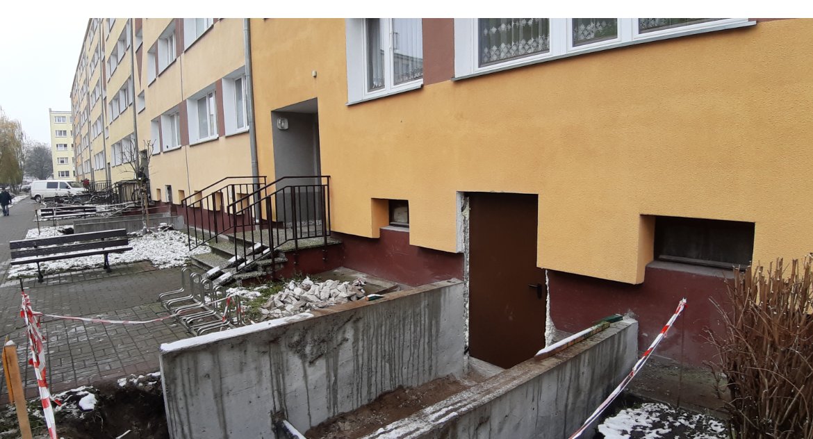 Dzięki wykonaniu nowych wejść, ilość stopni będzie zminimalizowana do czterech, wraz ze zjazdami bezpośrednio do budynku z poziomu chodnika
