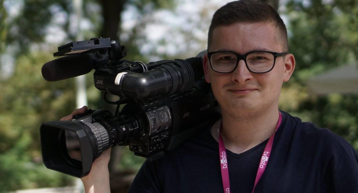Mateusz nie tylko staje przed kamerą, lubi też pracować za kamerą