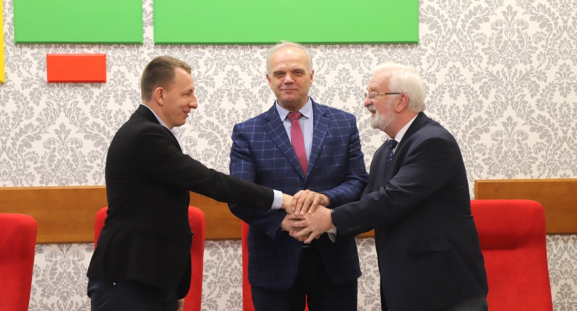 Tym uściskiem dłoni symbolicznie przypieczętowano wydarzenie